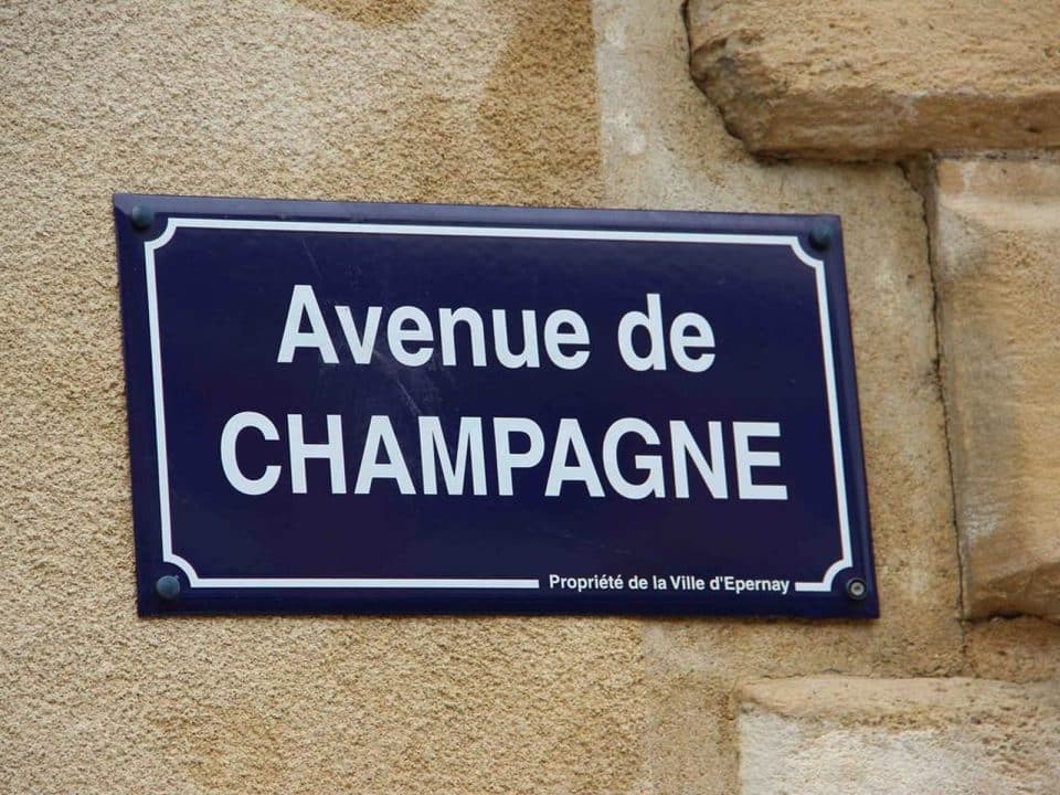 Famous prestigious Champagne, Avenue near Reims Célèbre et prestigieuse Avenue de Champagne près de Reims