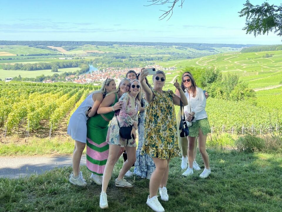 Small group tour in the Champagne vineyard, Tour en petit groupe dans les vignobles de Champagne