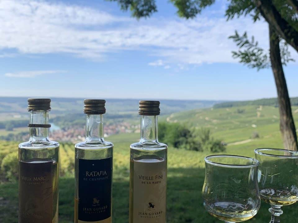 Champagne spirits tasting with panoramic view, Dégustation de spiritueux de Champagne avec une magnifique vue