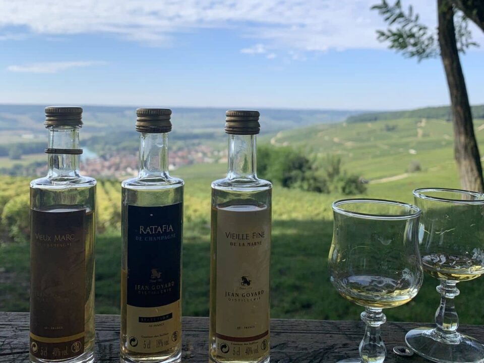 Champagne spirits tasting with panoramic view, Dégustation de spiritueux de Champagne avec une magnifique vue