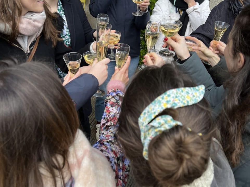Champagne sabrage for special event, Sabrage de Champagne pour des évènements spéciaux
