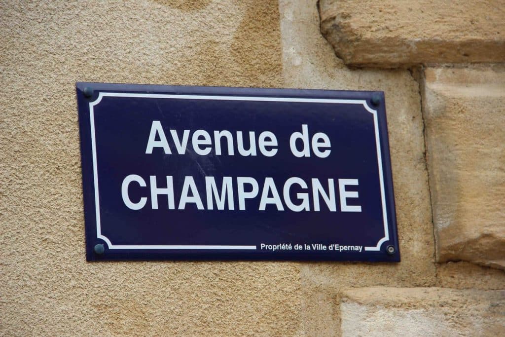 Ride on the famous Champagne Avenue, Tour sur la célèbre Avenue de Champagne