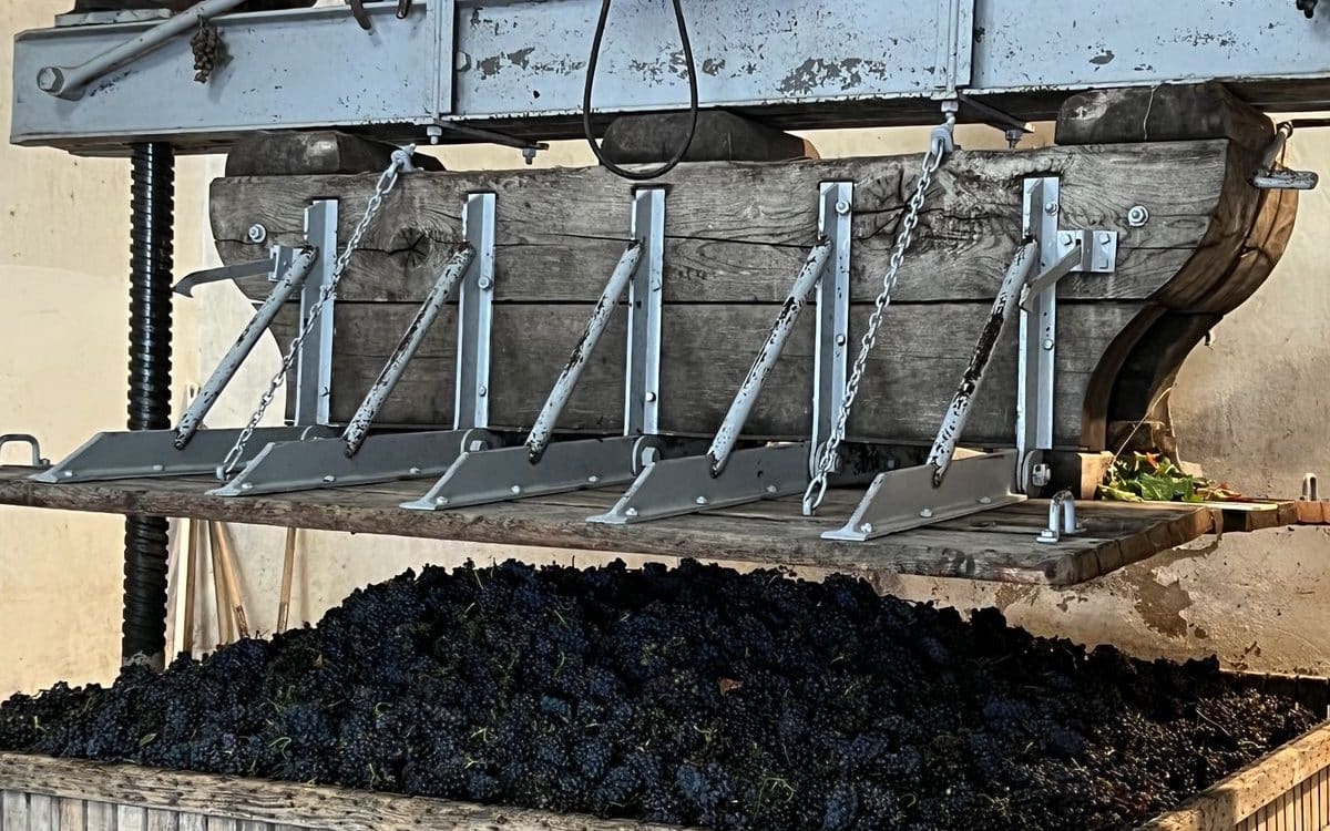 Champagne press during the harvest season Pressoir de Champagne pendant la saison des vendanges