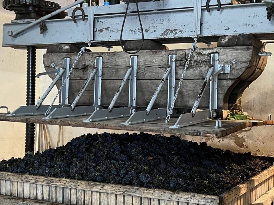 Champagne press during the harvest season Pressoir de Champagne pendant la saison des vendanges