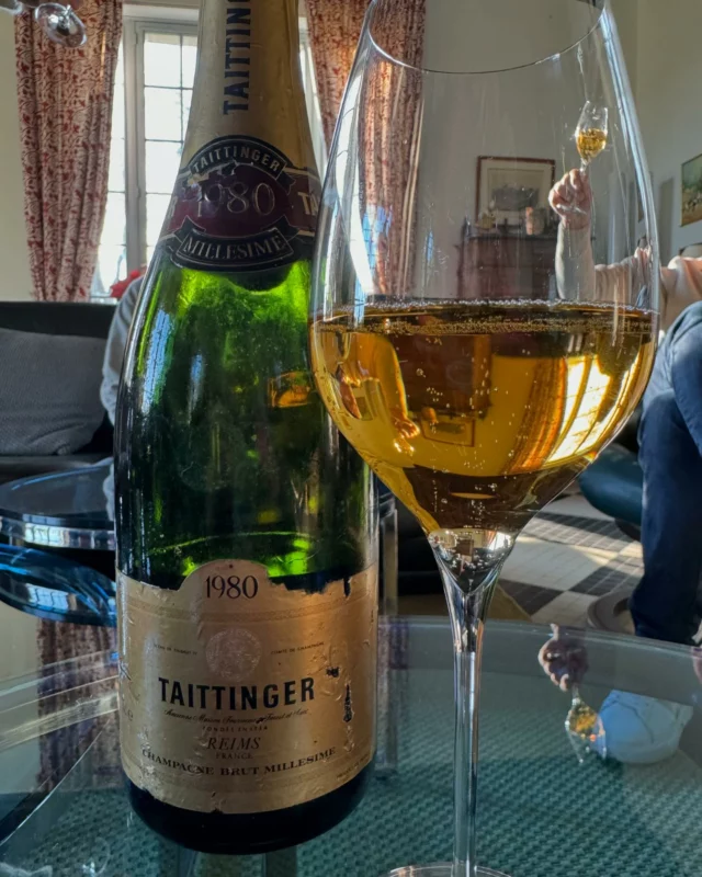🤩What a pleasure! Vintage 1980 was marked by a harvest with a historically low yield but which gave birth to grapes of exceptional concentration 🥂#taittinger#champagne#champagne tasting#vintagechampagne#millesime#rarewine#rarechampagne#champagnelover#champagnecollection